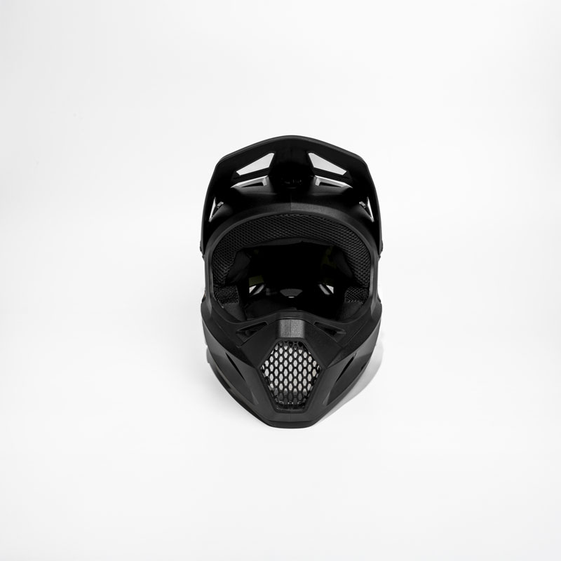 Vorderansicht des Integralhelms in elegantem Schwarz vor einem schlichten weißen Hintergrund.