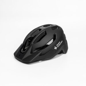 Schwarzer Helm mit Belüftungslöchern und Sweet Protection-Logo an der Seite.
