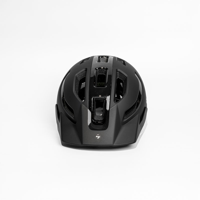 Helm-Fahrradhelm in Schwarz, nach vorne gerichtet auf schlichtem weißem Hintergrund.