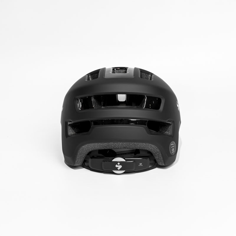 Fahrradhelm, Rückansicht mit Belüftungsöffnungen und Einstellrad auf weißem Hintergrund.