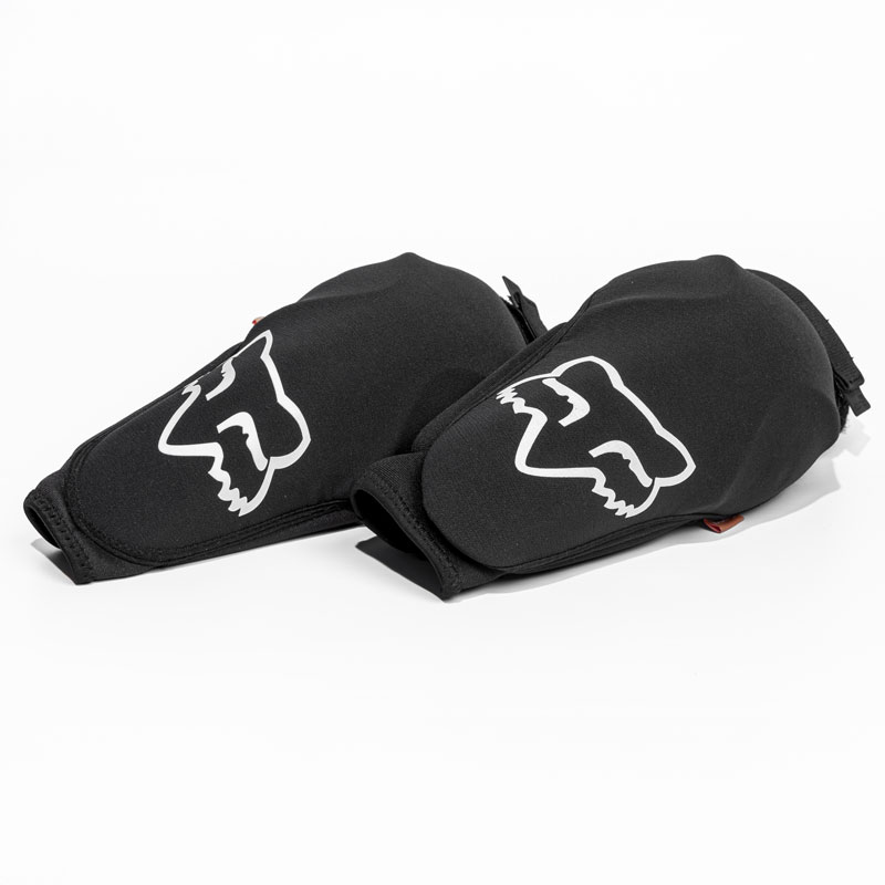 Schwarzer Knieschoner mit weißen Fox-Logos auf weißem Untergrund.