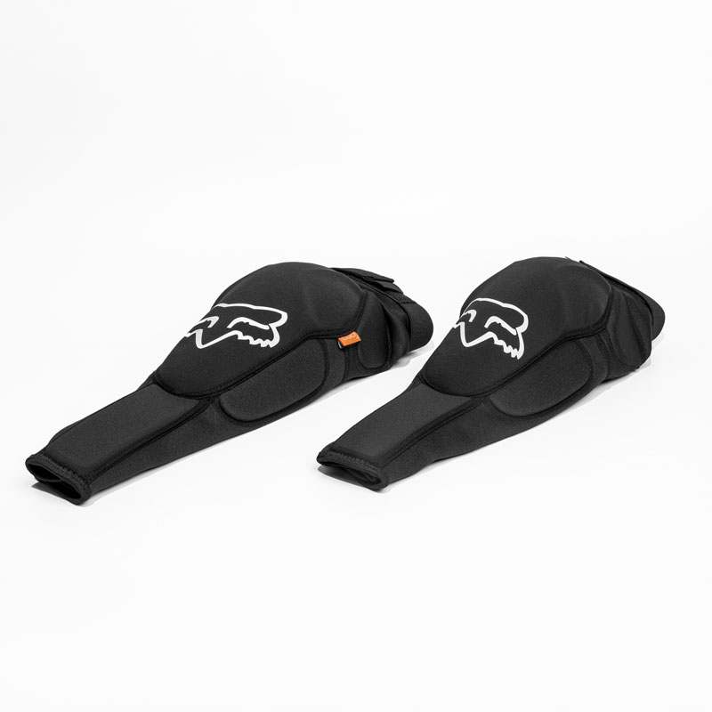 Paar schwarze Knieschoner für Knie und Schienbein auf weißem Hintergrund.