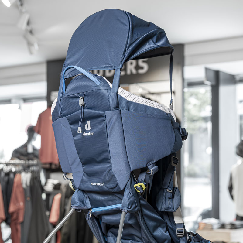 Kindertrage-Rucksack von Deuter, gezeigt in einem Outdoor-Ausrüstungsgeschäft.