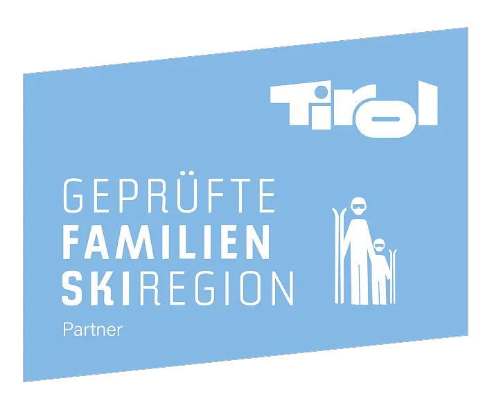 Blaues Tirol-Schild: Geprüfte Familien Skiregion mit Familienskisymbol auf der rechten Seite.