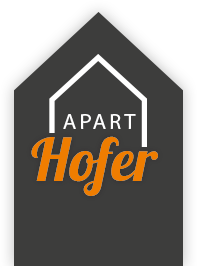 Dunkles, hausförmiges Logo mit APART Hofer Text, Hofer in orangefarbener Schrift.