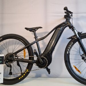 Liv Tempt E+ 3 Mountainbike mit dicker Bereifung neben einem Preisschild.