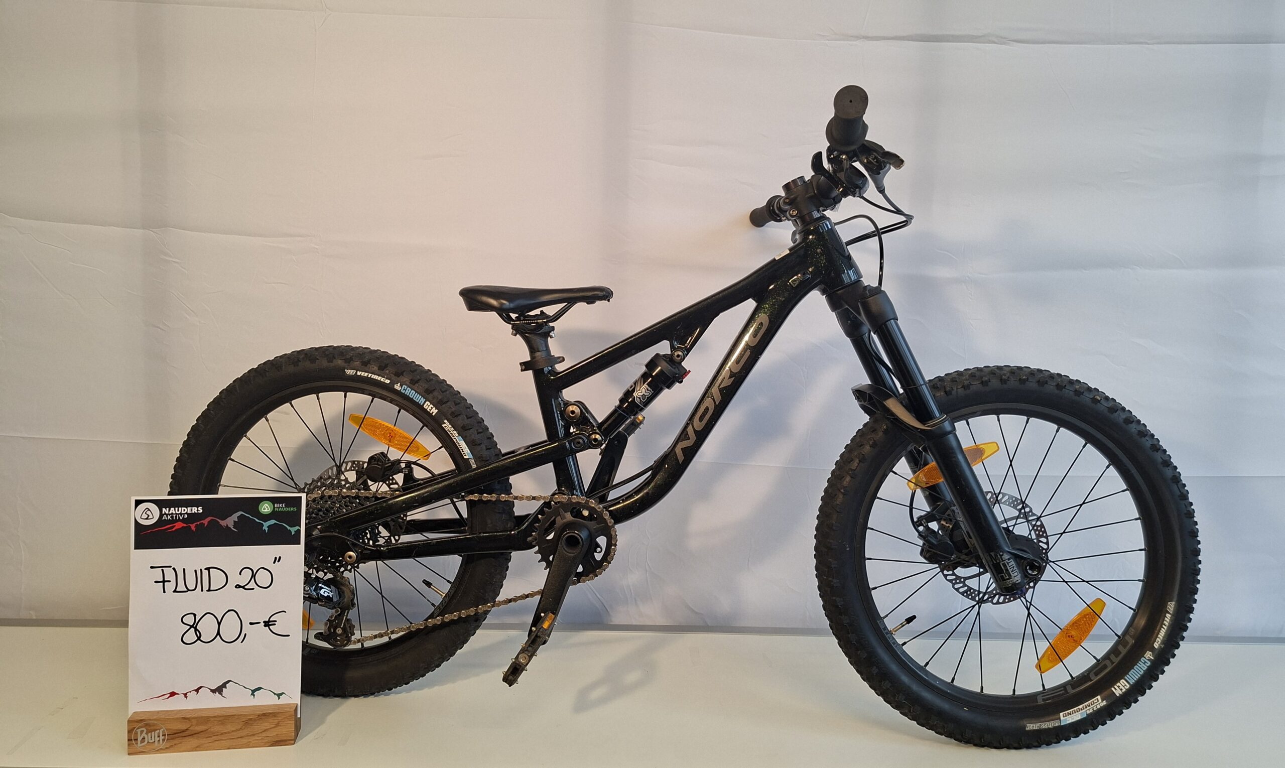 Schwarzes Norco Fluid 20" Mountainbike mit dicker Bereifung, Preis: 800€, abgebildet mit FLUID 20 Zeichen.