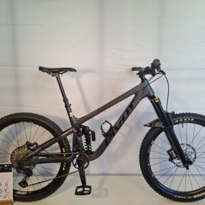 Zu sehen ist ein schwarzes Pivot Mach 6 Mountainbike zum Preis von 2.500 Euro.