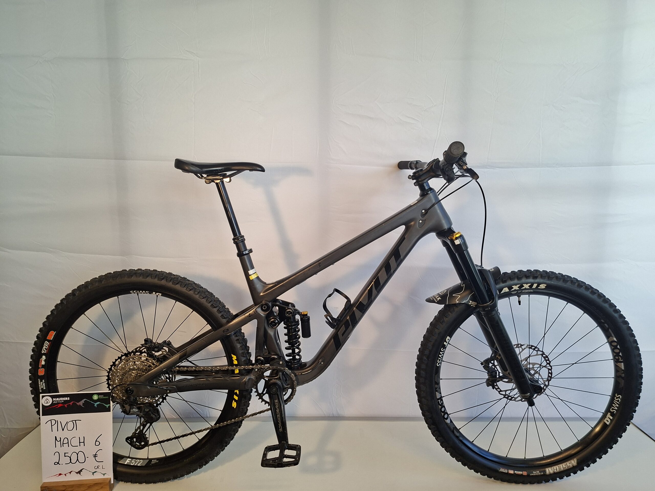 Zu sehen ist ein schwarzes Pivot Mach 6 Mountainbike zum Preis von 2.500 Euro.