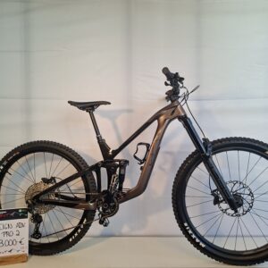 Ausgestelltes vollgefedertes Mountainbike Giant Reign Advanced 2 zum Preis von 3.000 €.