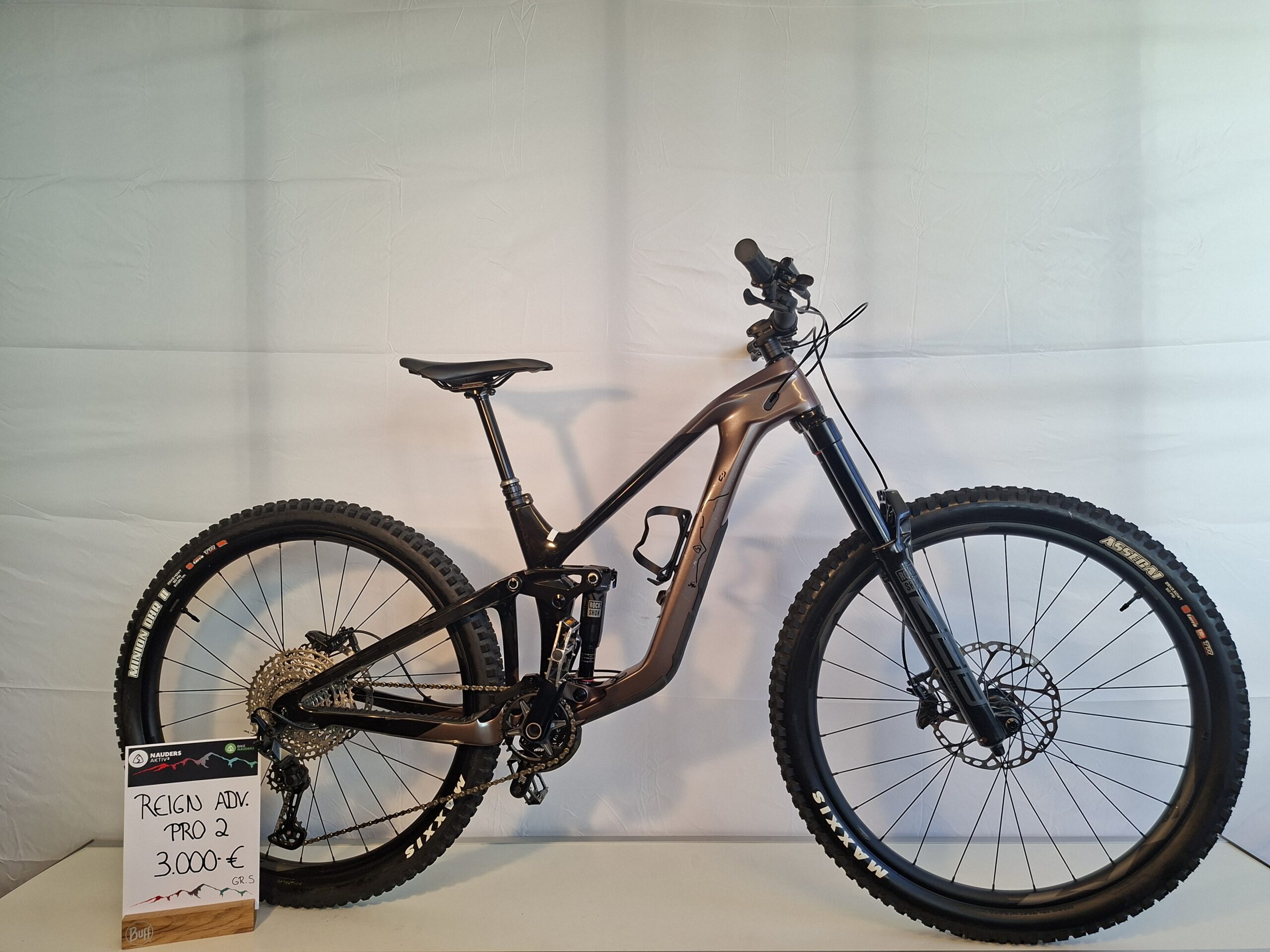 Ausgestelltes vollgefedertes Mountainbike Giant Reign Advanced 2 zum Preis von 3.000 €.