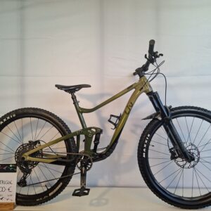 Grünes Liv-Mountainbike auf einem Ständer mit einem Preisschild von 1.800 €.