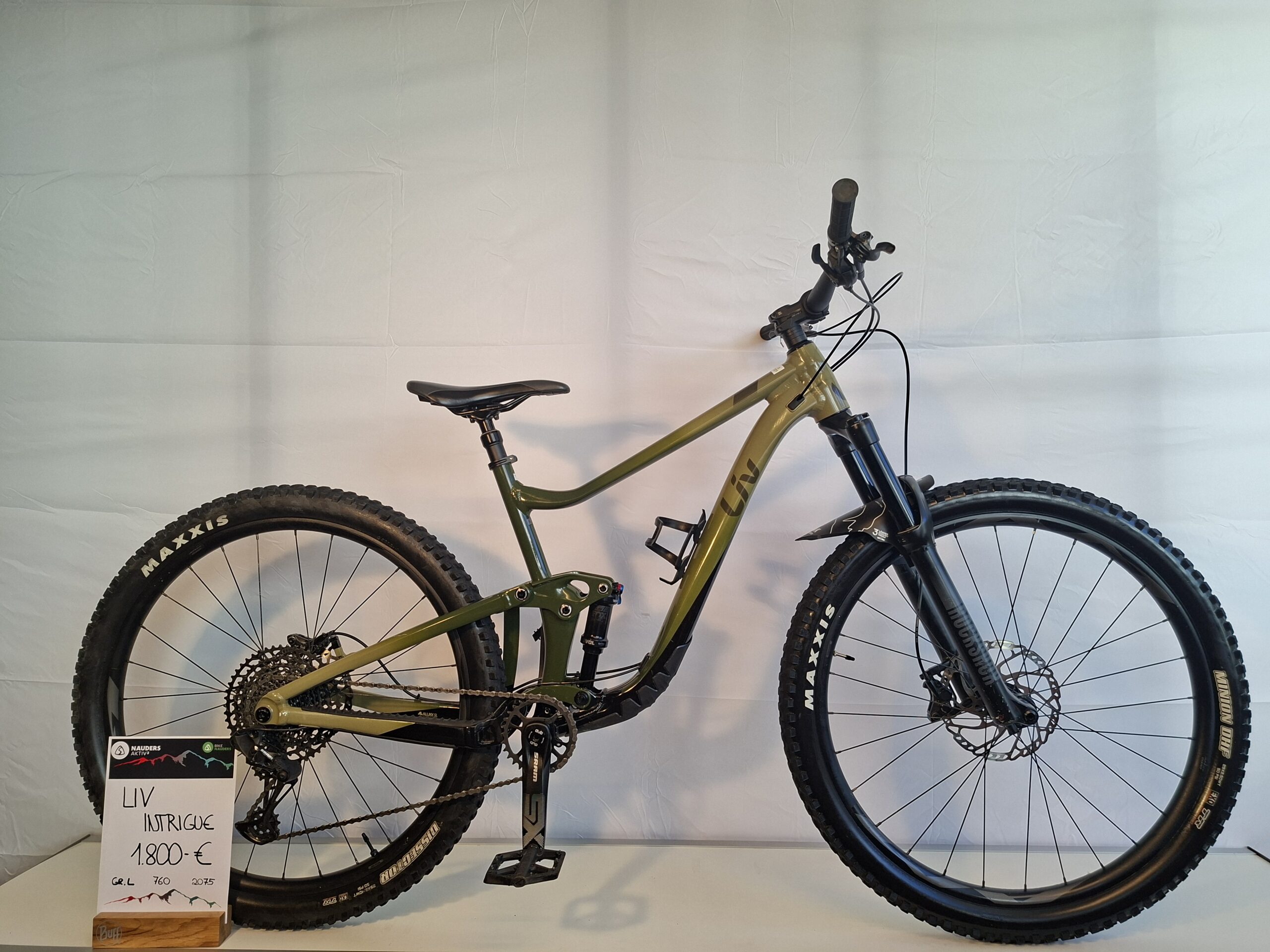 Grünes Liv-Mountainbike auf einem Ständer mit einem Preisschild von 1.800 €.