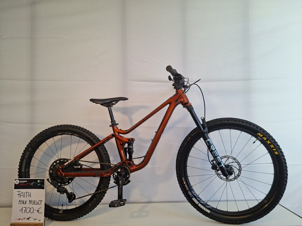 Ein orangefarbenes, vollgefedertes Giant Faith Mini Mullet-Mountainbike zum Preis von 1700 € ist ausgestellt.