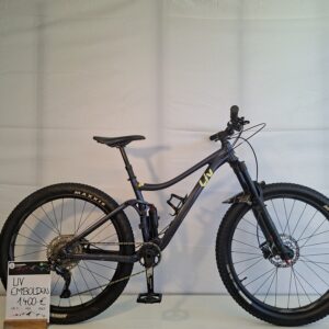 Ein schwarzes Liv Embolden 2 Mountainbike wird in einem Innenraum mit einem Preisschild am Vorderrad ausgestellt.