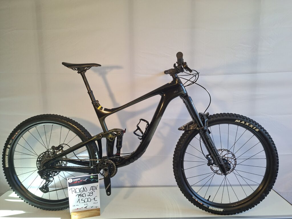 Schwarzes, vollgefedertes Mountainbike mit einem am Rahmen hängenden Preisschild.