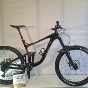 Schwarzes, vollgefedertes Mountainbike mit einem am Rahmen hängenden Preisschild.