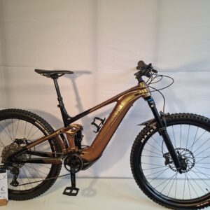 Giant Trance X E+2 vollgefedertes Fahrrad, ausgestellt in einer Halle mit Preisschild am Vorderrad.