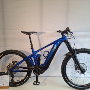 Blaues Mountainbike im Innenbereich, Preisschild mit der Aufschrift Giant Reign E + 3 2000€ daneben.