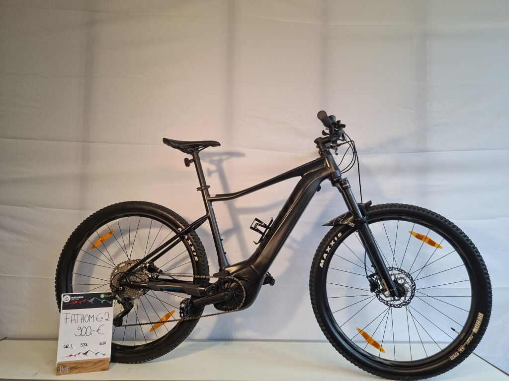 Giant Fathom E+ 29 2 Mountainbike in einer Halle mit einem Preisschild am Hinterrad.