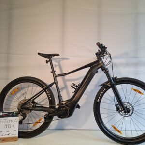 Giant Fathom E+ 29 2 Mountainbike in einer Halle mit einem Preisschild am Hinterrad.
