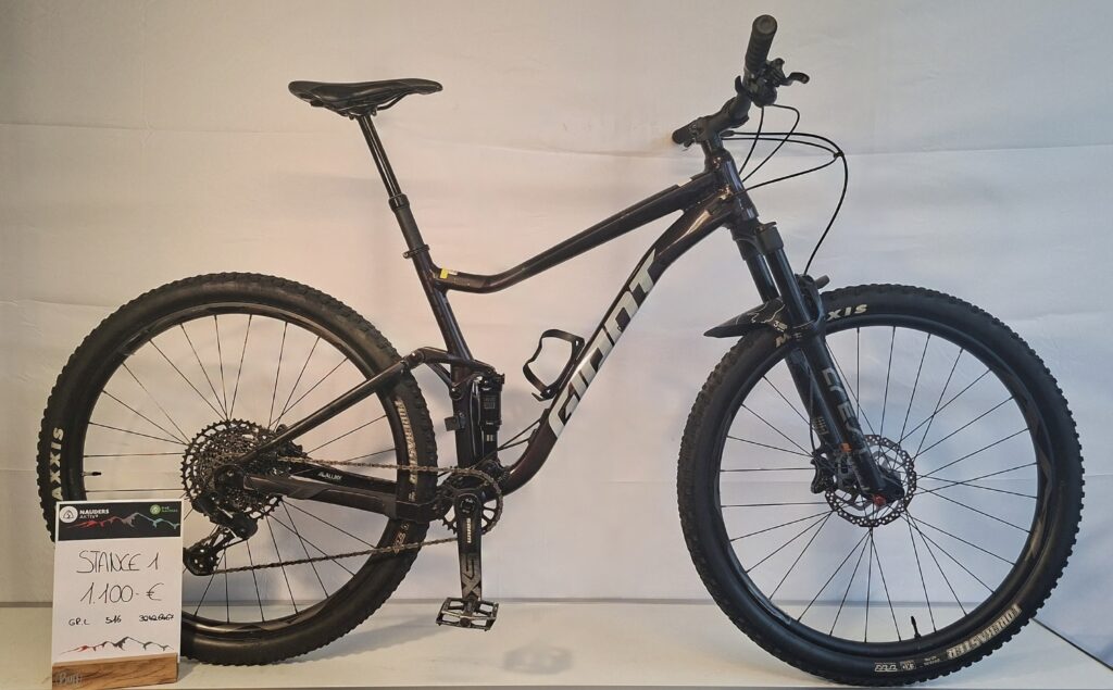 Ein schwarzes Giant Stance 1 Mountainbike mit einem Schild, das den Preis von 1.100 Euro angibt.