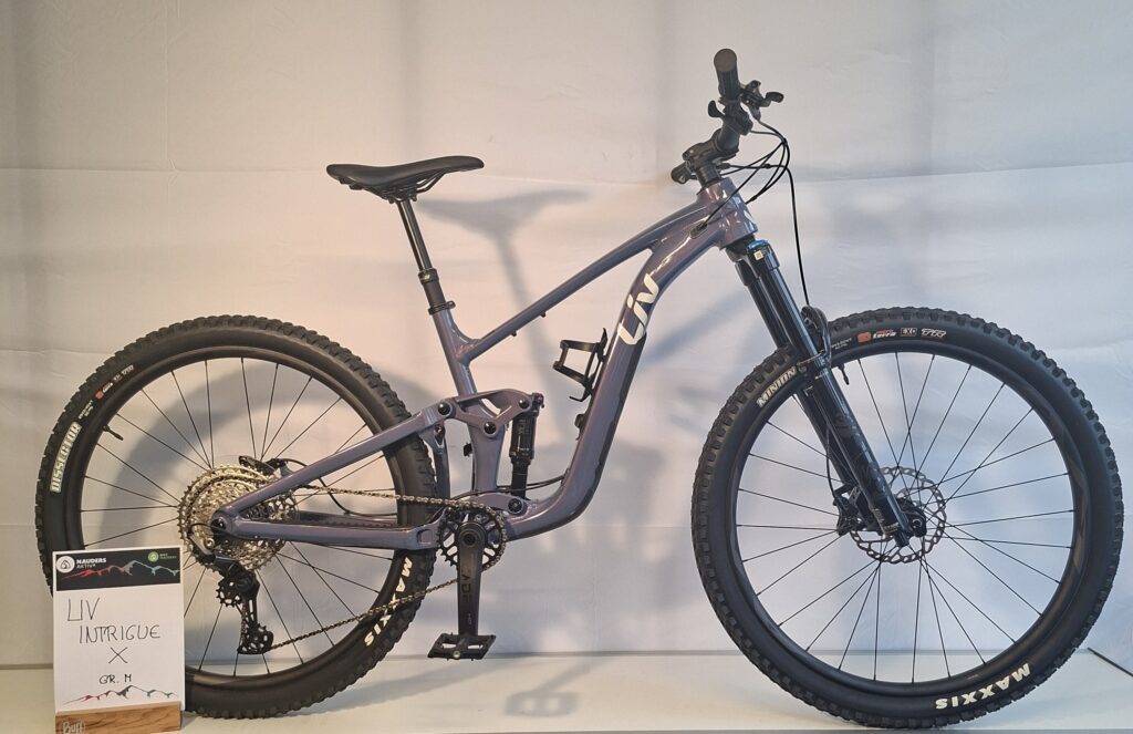 Ein lila Liv Intrigue Mountainbike auf weißem Hintergrund.