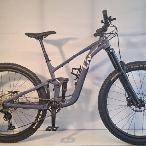Ein lila Liv Intrigue Mountainbike auf weißem Hintergrund.