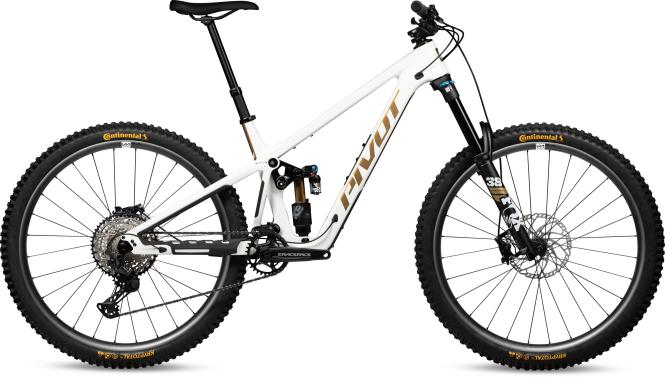 Weißes „Pivot Firebird Ride“-Mountainbike mit schwarzem Sattel und schwarzen Reifen, von der Seite gesehen.