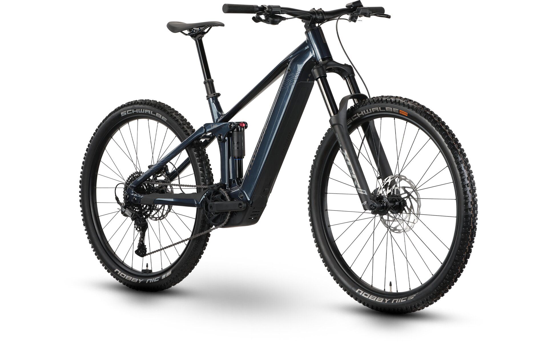 R Raymon Korak Comp – elektrisches Mountainbike mit breiten Reifen und Vorderradfederung, schräge Ansicht.